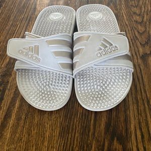 Boys white/silver Addidas slides. Size 4